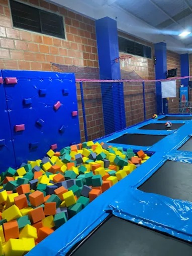 Zona de trampolines y espuma