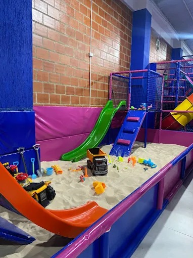 Zona de arena y juegos